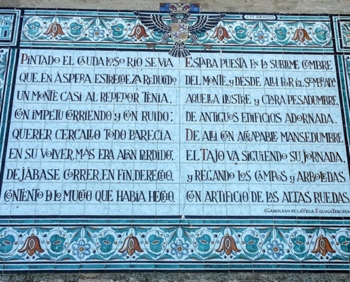 Inscripción Garcilaso de la Vega junto al torreón de puente de san martin